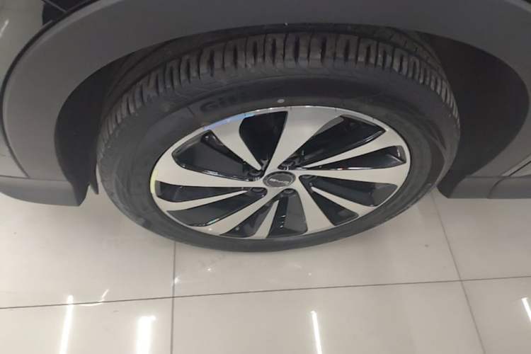 Used BYD Song PLUS New Energy 2023 Champion Edition DM-i 150KM Flagship PLUS Left Front Wheel Hub