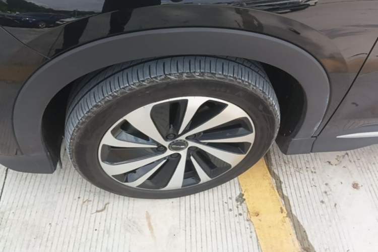 Used BYD Song PLUS New Energy 2023 Champion Edition DM-i 110KM Flagship Model Left Front Wheel Hub