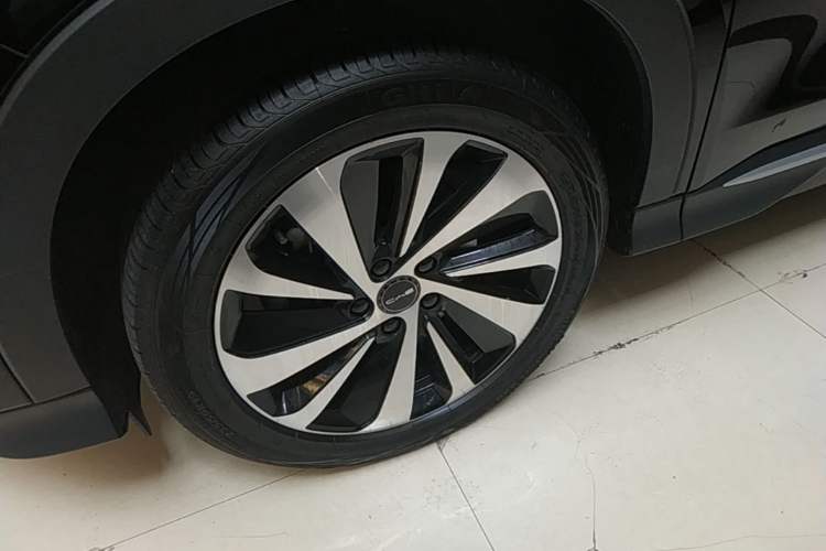 Used BYD Song PLUS New Energy 2023 Champion Edition DM-i 110KM Flagship PLUS Left Front Wheel Hub