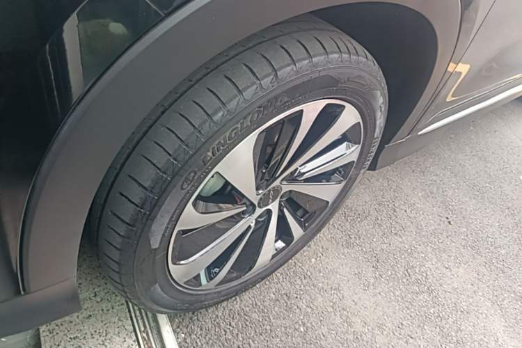Used BYD Song PLUS New Energy 2023 Champion Edition DM-i 110KM Flagship Model Left Front Wheel Hub