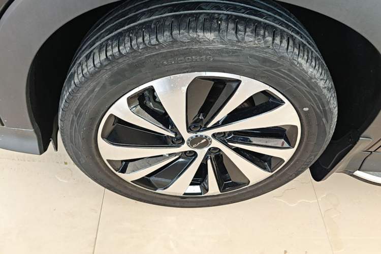 Used BYD Song PLUS New Energy 2023 Champion Edition DM-i 150KM Flagship PLUS Left Front Wheel Hub