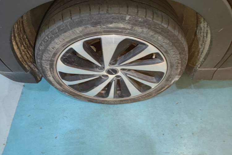 Used BYD Song PLUS New Energy 2023 Champion Edition DM-i 110KM Flagship PLUS Left Front Wheel Hub