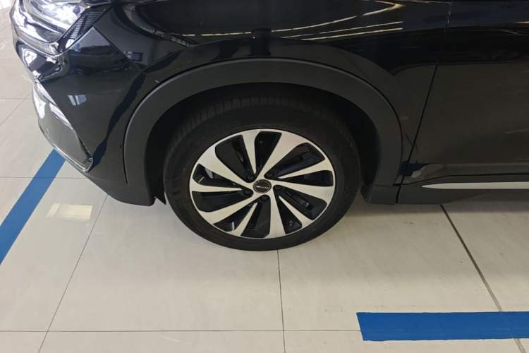 Used BYD Song PLUS New Energy 2023 Champion Edition DM-i 110KM Flagship PLUS Left Front Wheel Hub