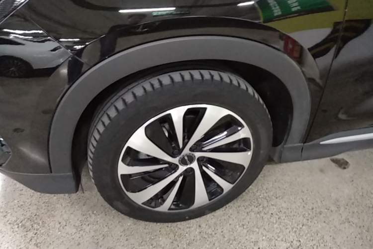 Used BYD Song PLUS New Energy 2023 Champion Edition DM-i 110KM Flagship PLUS Left Front Wheel Hub