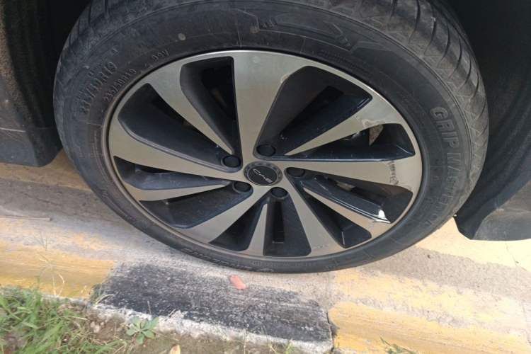 Used BYD Song PLUS New Energy 2023 Champion Edition DM-i 110KM Flagship PLUS Right Front Wheel Hub