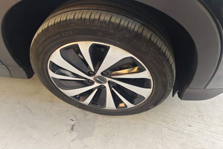 Used BYD Song PLUS New Energy 2023 Champion Edition EV 520KM Prestige Model Right Front Wheel Hub