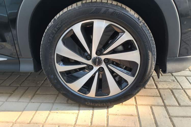 Used BYD Song PLUS New Energy 2023 Champion Edition DM-i 110KM Flagship Model Right Front Wheel Hub