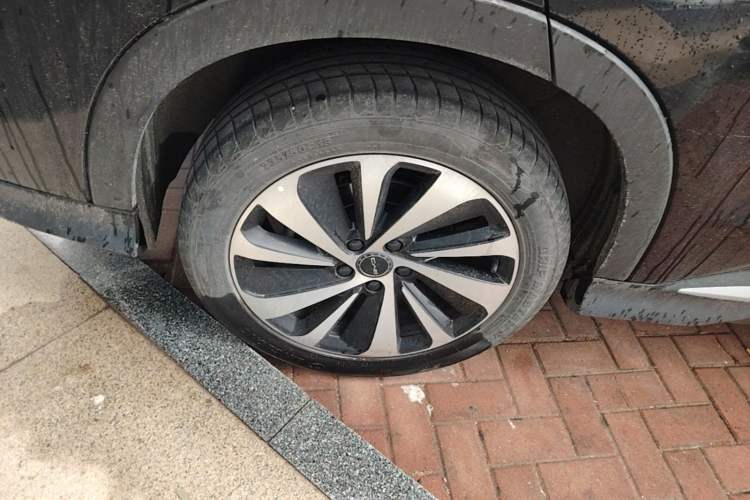 Used BYD Song PLUS New Energy 2023 Champion Edition DM-i 110KM Flagship Model Right Rear Wheel Hub