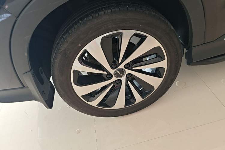 Used BYD Song PLUS New Energy 2023 Champion Edition DM-i 150KM Flagship PLUS Right Rear Wheel Hub
