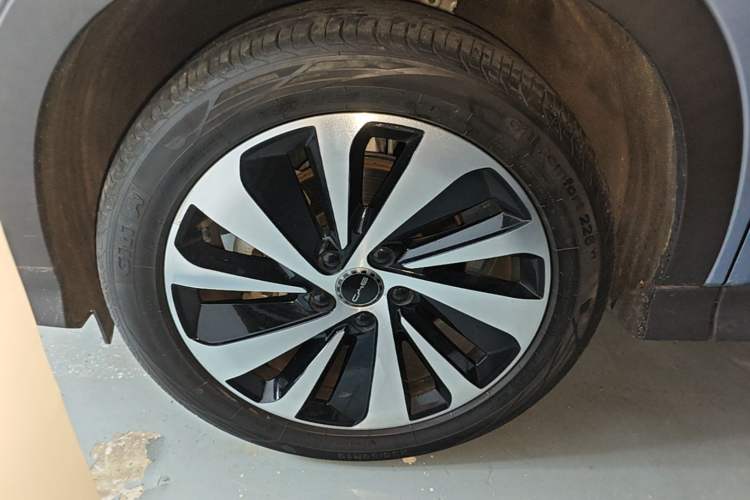Used BYD Song PLUS New Energy 2023 Champion Edition DM-i 150KM Flagship PLUS Left Front Wheel Hub