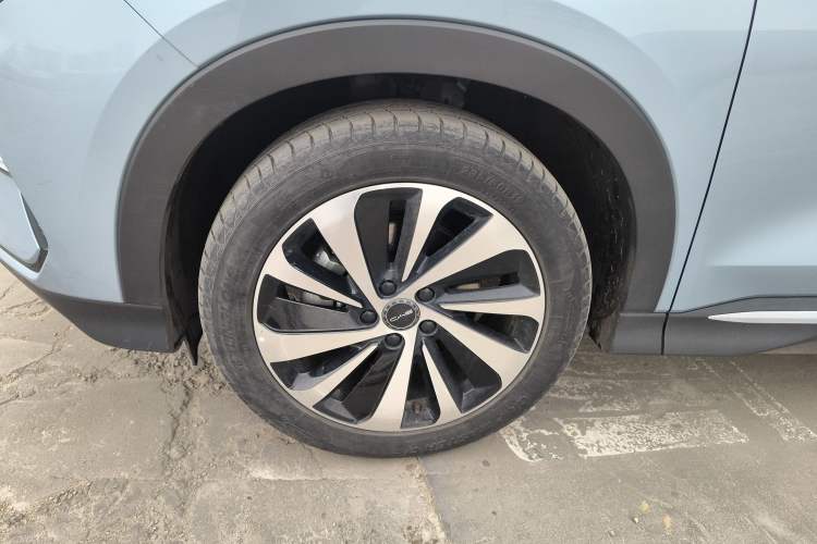 Used BYD Song PLUS New Energy 2023 Champion Edition DM-i 110KM Flagship Model Left Front Wheel Hub