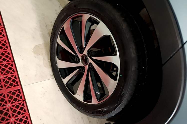 Used BYD Song PLUS New Energy 2023 Champion Edition EV 520KM Prestige Model Right Rear Wheel Hub