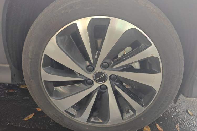 Used BYD Song PLUS New Energy 2023 Champion Edition EV 520KM Flagship Model Right Front Wheel Hub