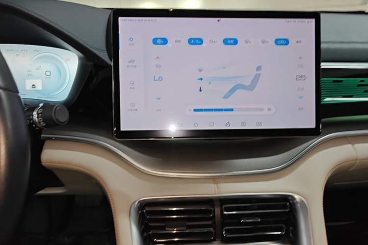 Used BYD Song PLUS New Energy 2023 Champion Edition EV 520KM Flagship Model Audio And AC Panel