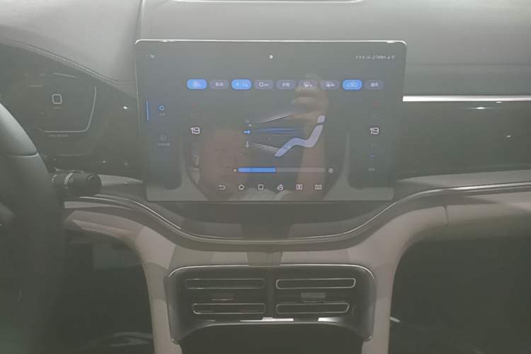 Used BYD Song PLUS New Energy 2023 Champion Edition EV 520KM Prestige Model Audio And AC Panel