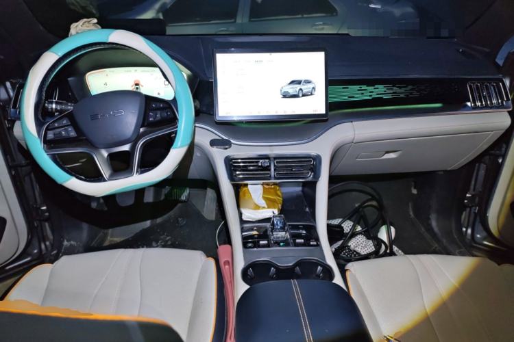 Used BYD Song PLUS New Energy 2023 Champion Edition EV 520KM Flagship Model Center Console