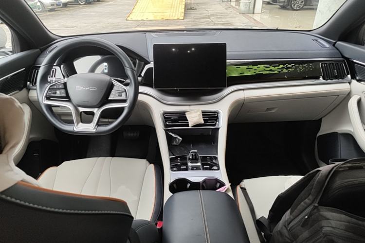 Used BYD Song PLUS New Energy 2023 Champion Edition EV 520KM Flagship Model Center Console