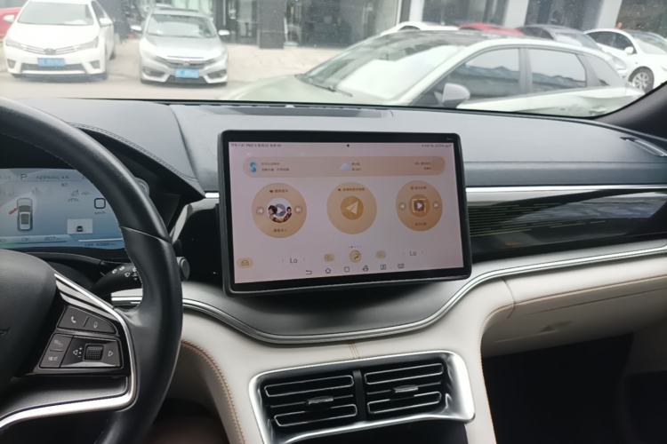Used BYD Song PLUS New Energy 2023 Champion Edition EV 520KM Flagship Model Center Console