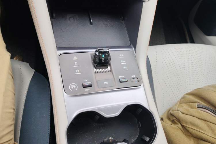 Used BYD Song PLUS New Energy 2023 Champion Edition EV 520KM Prestige Model Gear Lever