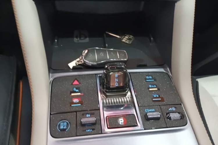 Used BYD Song PLUS New Energy 2023 Champion Edition DM-i 150KM Flagship PLUS Gear Lever