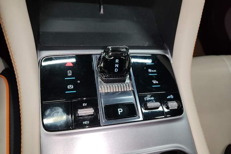 Used BYD Song PLUS New Energy 2023 Champion Edition DM-i 110KM Flagship Model Gear Lever