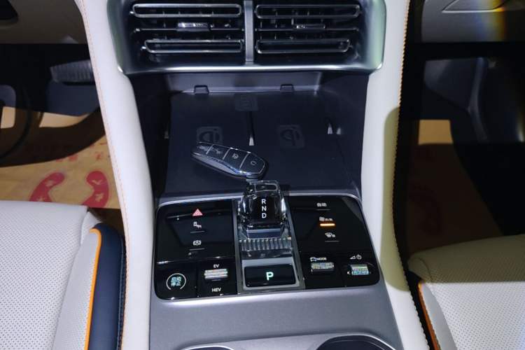 Used BYD Song PLUS New Energy 2023 Champion Edition DM-i 150KM Flagship PLUS Gear Lever