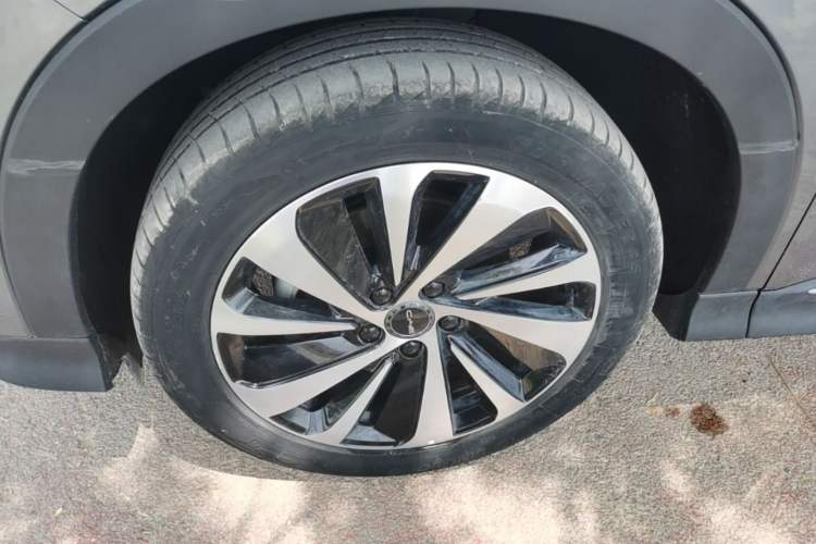 Used BYD Song PLUS New Energy 2023 Champion Edition DM-i 110KM Flagship Model Left Front Wheel Hub