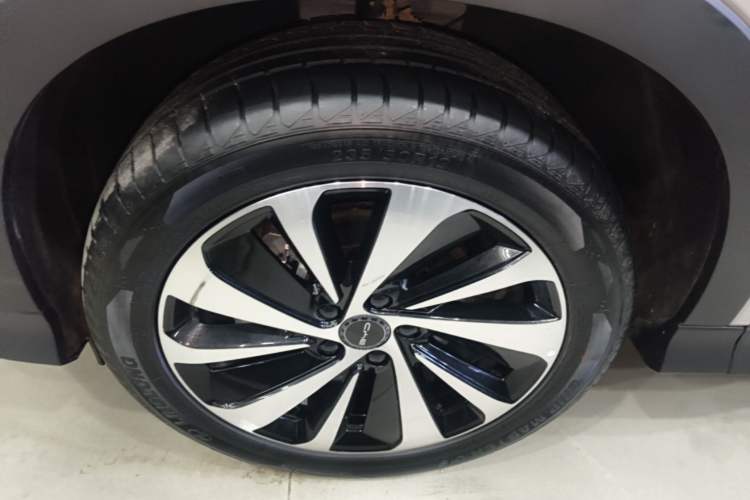 Used BYD Song PLUS New Energy 2023 Champion Edition EV 520KM Prestige Model Left Front Wheel Hub