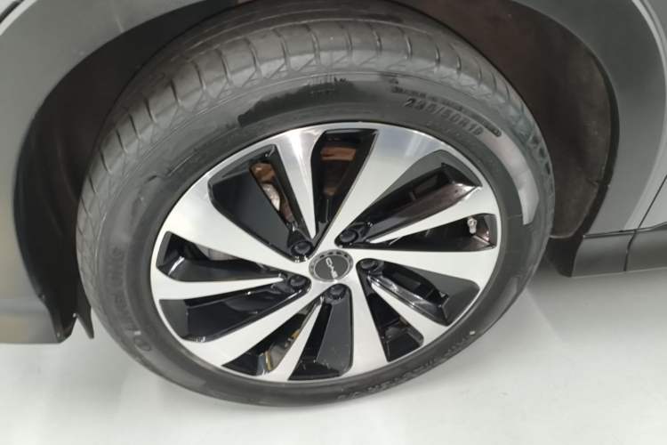 Used BYD Song PLUS New Energy 2023 Champion Edition DM-i 110KM Flagship Model Left Front Wheel Hub