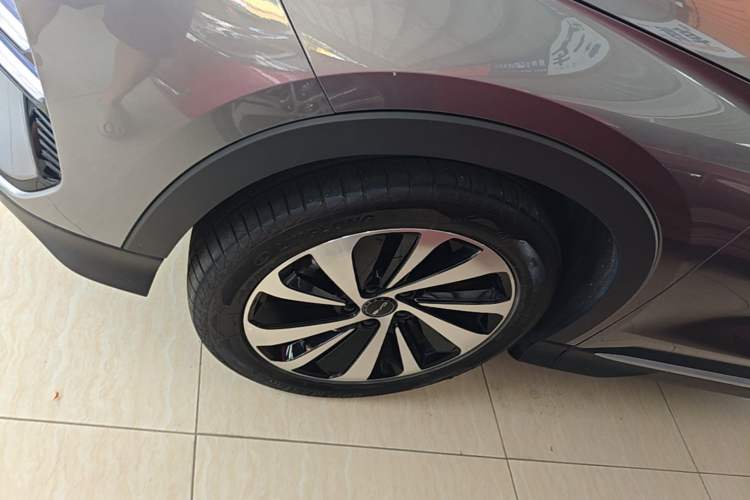 Used BYD Song PLUS New Energy 2023 Champion Edition DM-i 110KM Flagship PLUS Left Front Wheel Hub