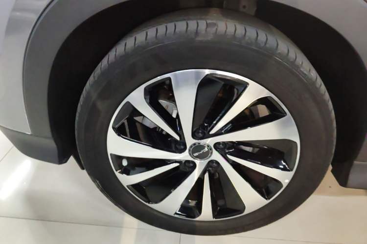 Used BYD Song PLUS New Energy 2023 Champion Edition DM-i 110KM Flagship PLUS Left Front Wheel Hub