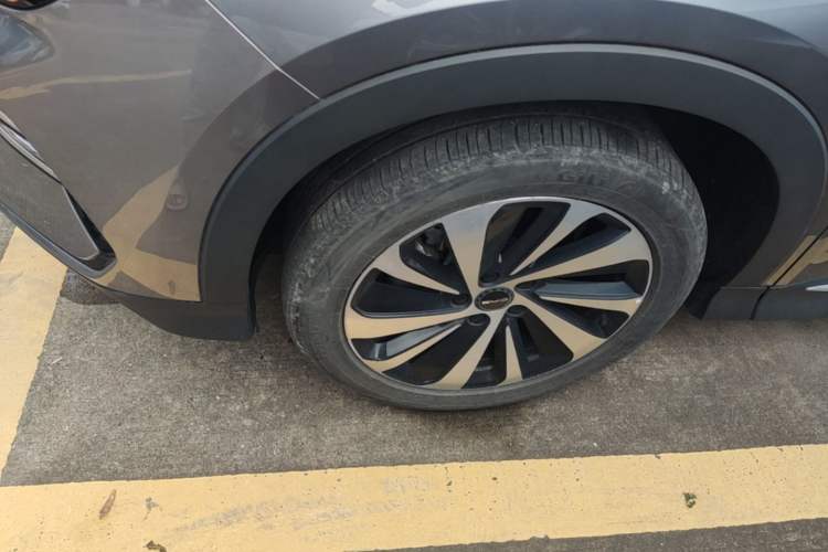 Used BYD Song PLUS New Energy 2023 Champion Edition DM-i 150KM Flagship PLUS Left Front Wheel Hub