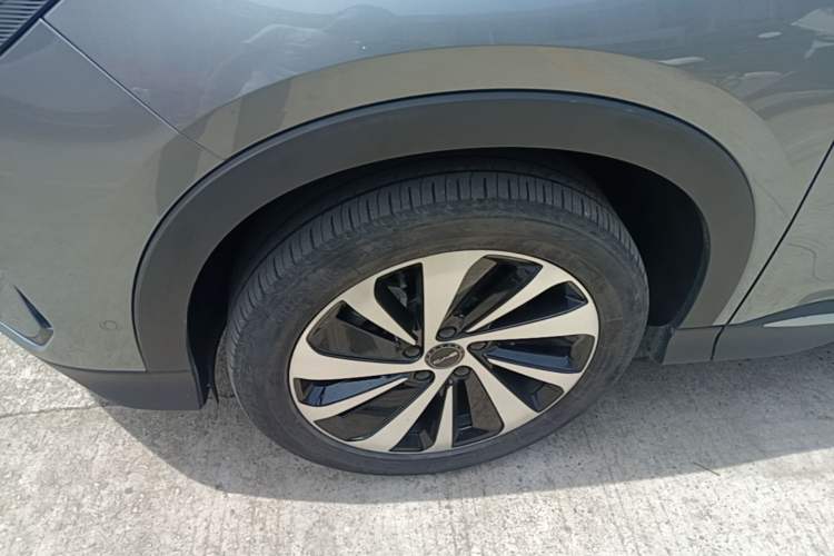 Used BYD Song PLUS New Energy 2023 Champion Edition EV 605KM Flagship PLUS Left Front Wheel Hub