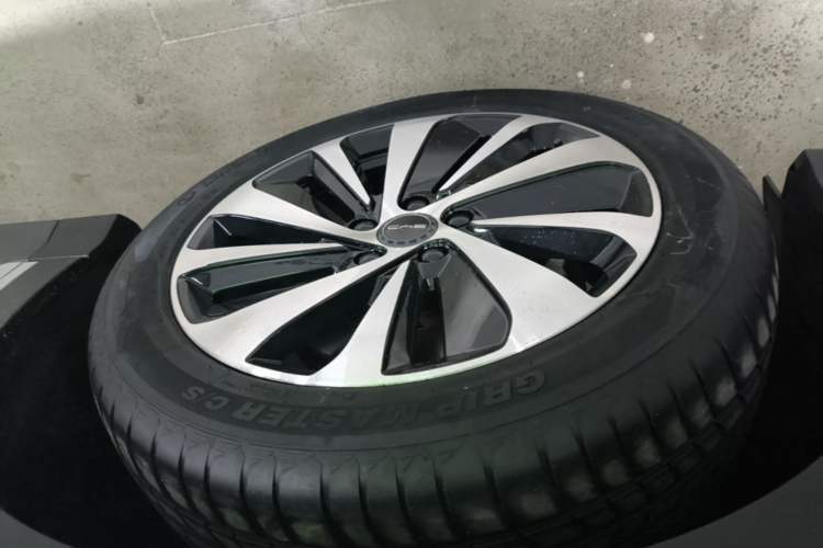 Used BYD Song PLUS New Energy 2023 Champion Edition DM-i 110KM Flagship PLUS Left Front Wheel Hub