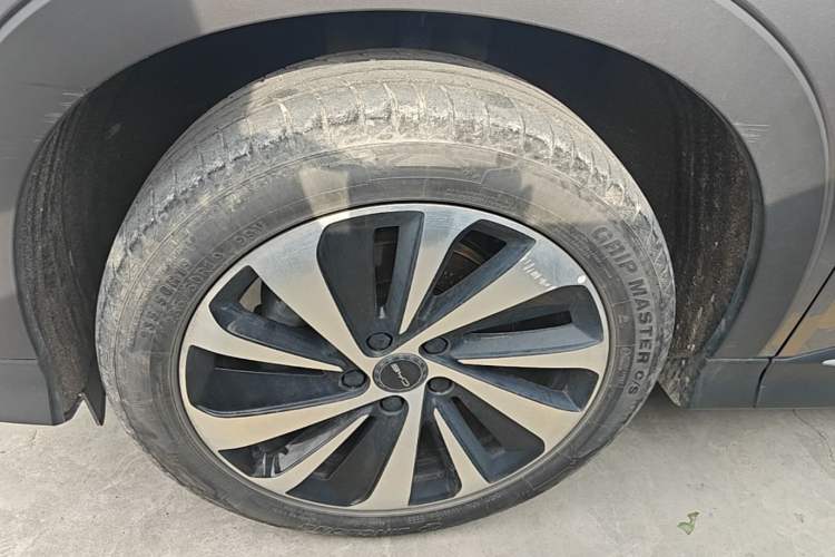 Used BYD Song PLUS New Energy 2023 Champion Edition EV 520KM Prestige Model Left Front Wheel Hub
