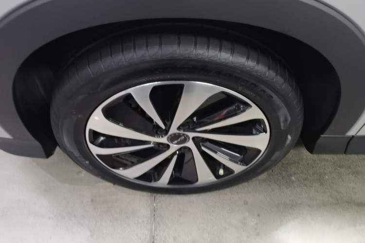 Used BYD Song PLUS New Energy 2023 Champion Edition DM-i 110KM Flagship PLUS Left Front Wheel Hub