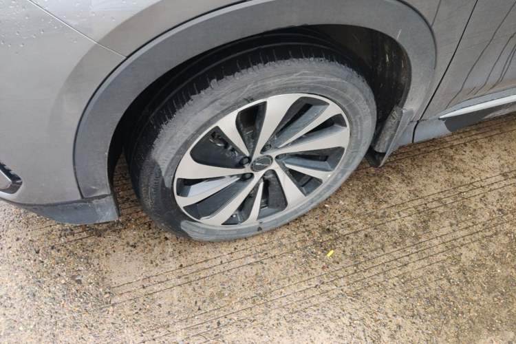 Used BYD Song PLUS New Energy 2023 Champion Edition EV 520KM Prestige Model Left Front Wheel Hub