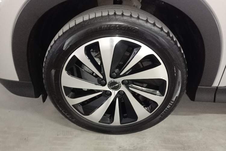 Used BYD Song PLUS New Energy 2023 Champion Edition DM-i 110KM Flagship PLUS Left Front Wheel Hub