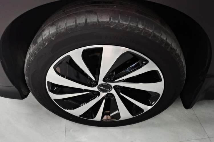 Used BYD Song PLUS New Energy 2023 Champion Edition DM-i 110KM Flagship PLUS Left Front Wheel Hub
