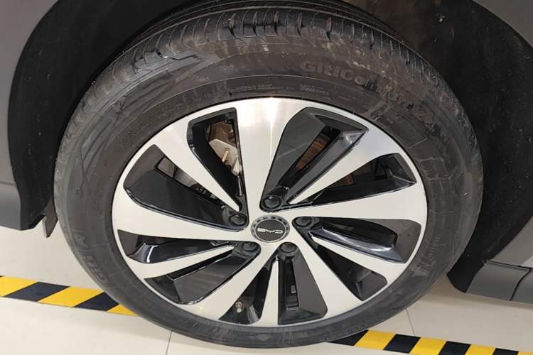 Used BYD Song PLUS New Energy 2023 Champion Edition DM-i 110KM Flagship Model Left Front Wheel Hub