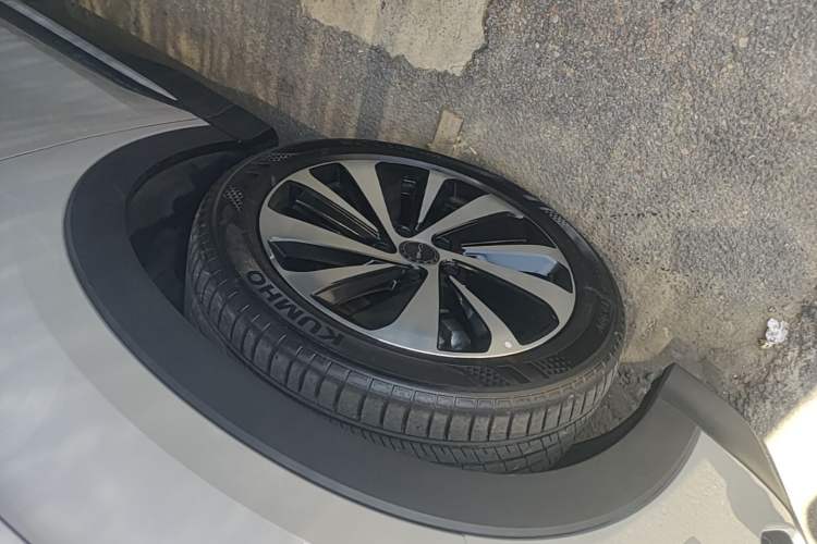 Used BYD Song PLUS New Energy 2023 Champion Edition DM-i 110KM Flagship PLUS Left Front Wheel Hub