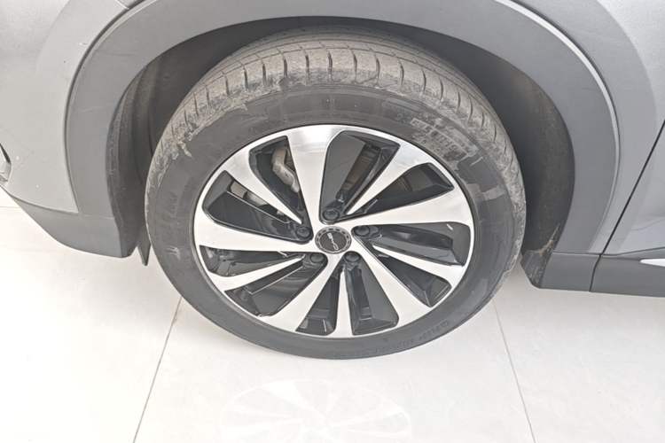 Used BYD Song PLUS New Energy 2023 Champion Edition DM-i 110KM Flagship Model Left Front Wheel Hub
