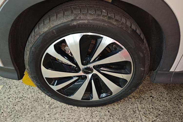 Used BYD Song PLUS New Energy 2023 Champion Edition DM-i 110KM Flagship Model Left Front Wheel Hub