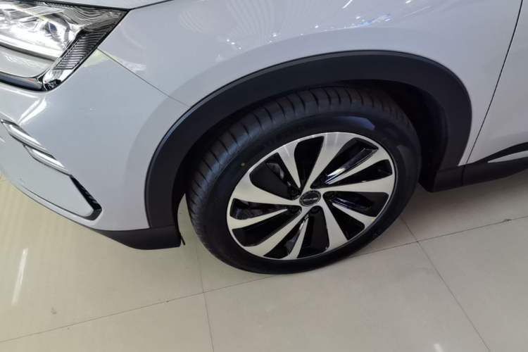 Used BYD Song PLUS New Energy 2023 Champion Edition DM-i 110KM Flagship PLUS Left Front Wheel Hub