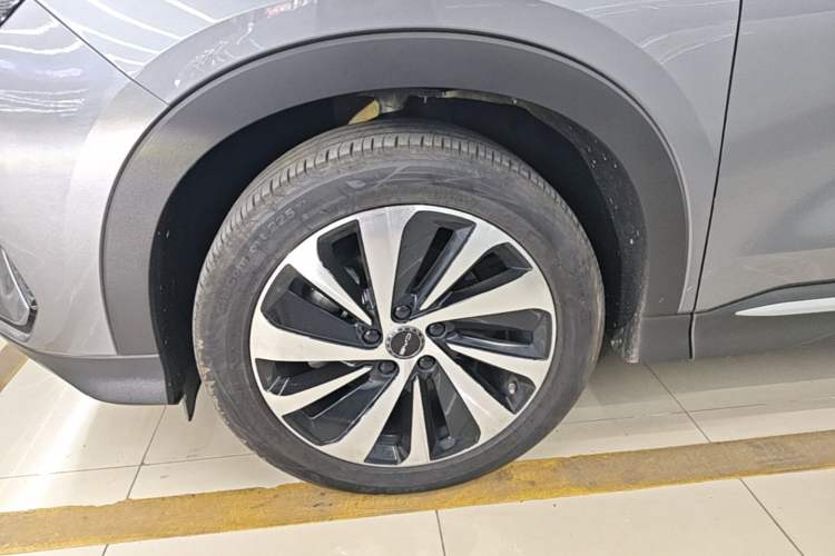 Used BYD Song PLUS New Energy 2023 Champion Edition DM-i 110KM Flagship Model Left Front Wheel Hub