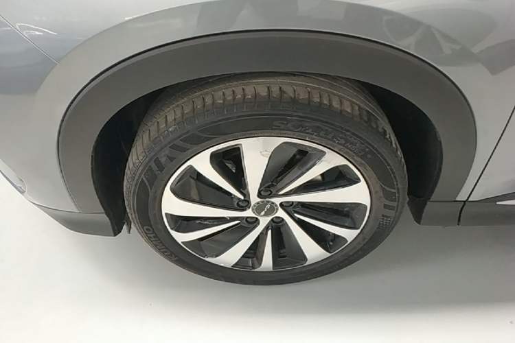 Used BYD Song PLUS New Energy 2023 Champion Edition DM-i 110KM Flagship Model Left Front Wheel Hub