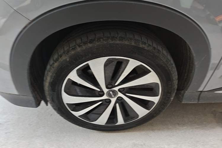 Used BYD Song PLUS New Energy 2023 Champion Edition DM-i 110KM Flagship PLUS Left Front Wheel Hub