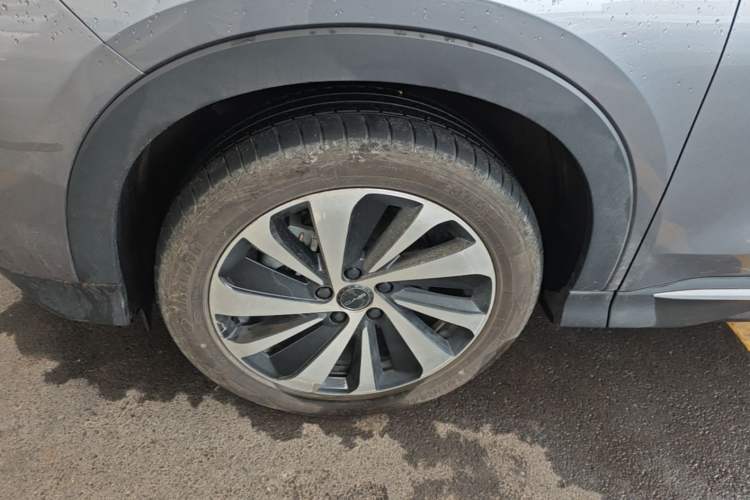 Used BYD Song PLUS New Energy 2023 Champion Edition EV 520KM Prestige Model Left Front Wheel Hub
