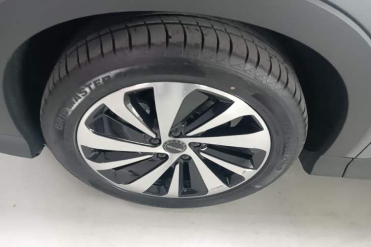 Used BYD Song PLUS New Energy 2023 Champion Edition DM-i 110KM Flagship PLUS Left Front Wheel Hub