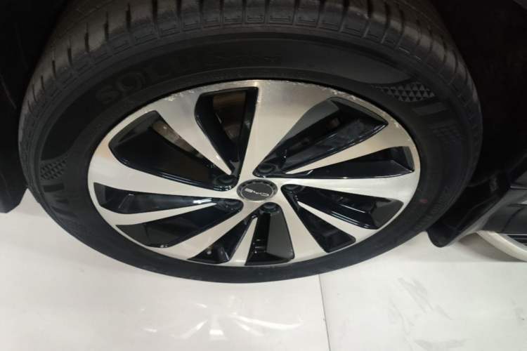 Used BYD Song PLUS New Energy 2023 Champion Edition DM-i 110KM Flagship PLUS Left Front Wheel Hub